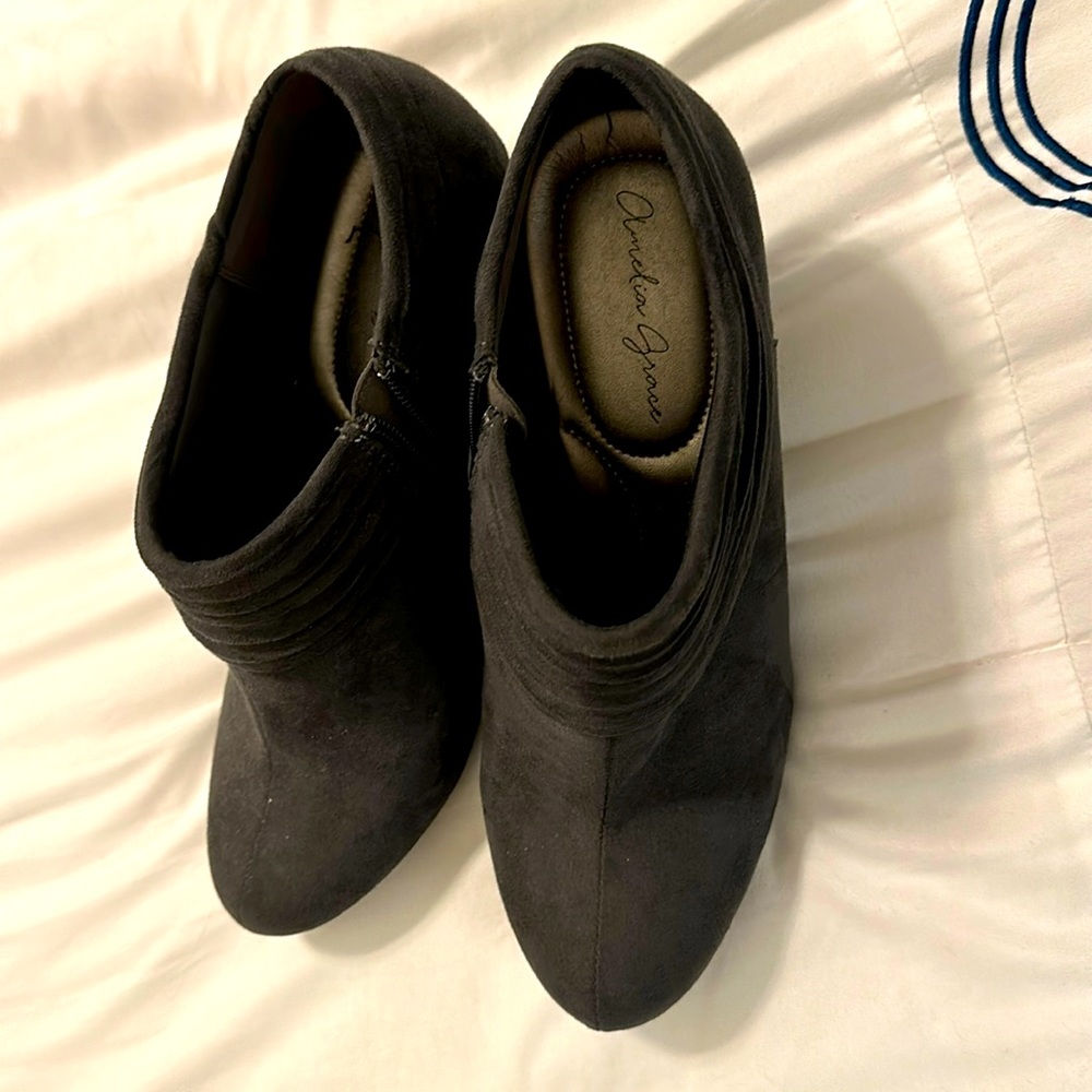 Women’s size 10 Amelia Grace gray suede booties